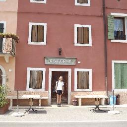 anneachronism's profile picture. Translator and bibliophile. German and Italian to English.