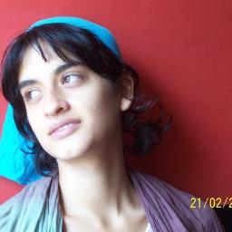 Compositora, cantante, instructora de yoga, masajista, pintora aficionada, cocinera, mujer, semilla, cuesco de palta, perrito chico.