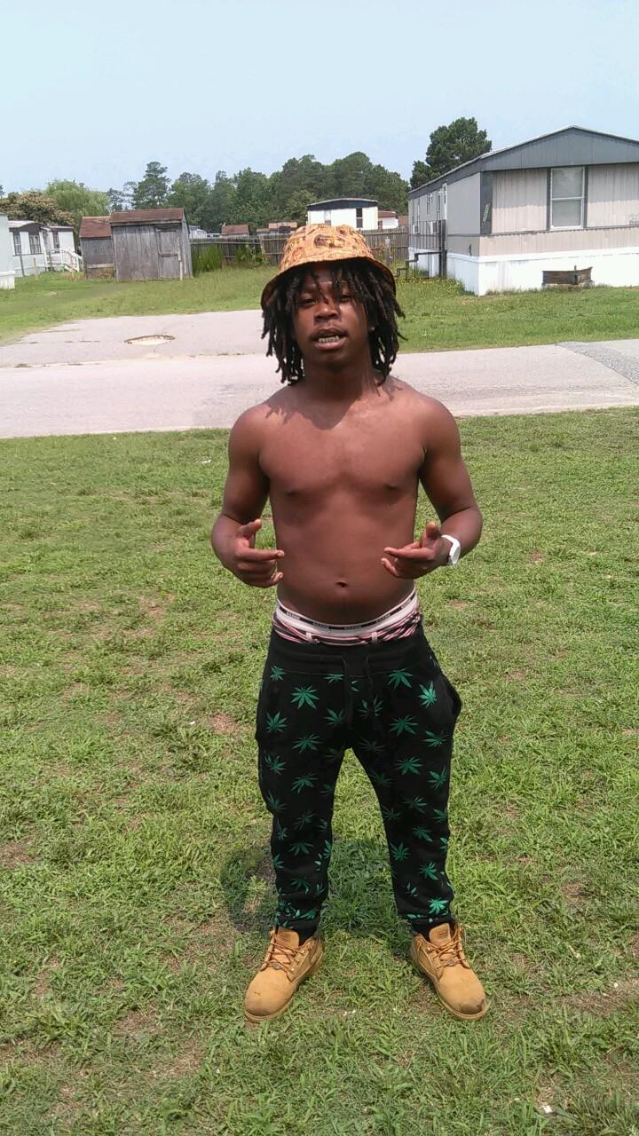SAVAGE GANG.. MUSIC IS WAT II DO DRILL MUSIC ..TRYING TO CUM UP .. FOLLOW ME NOWWW!!