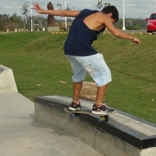 Me gusta el skateboarding , pasar tiempo con amigos , la musica y  tu hermana