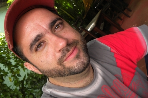Sou fotografo e publicitário, amo a vida, amo o que faço, sou apaixonado por música.