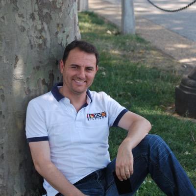 Forofo del deporte, agente de seguros y en mis ratos libres padre de familia numerosa con mi repoker de A
