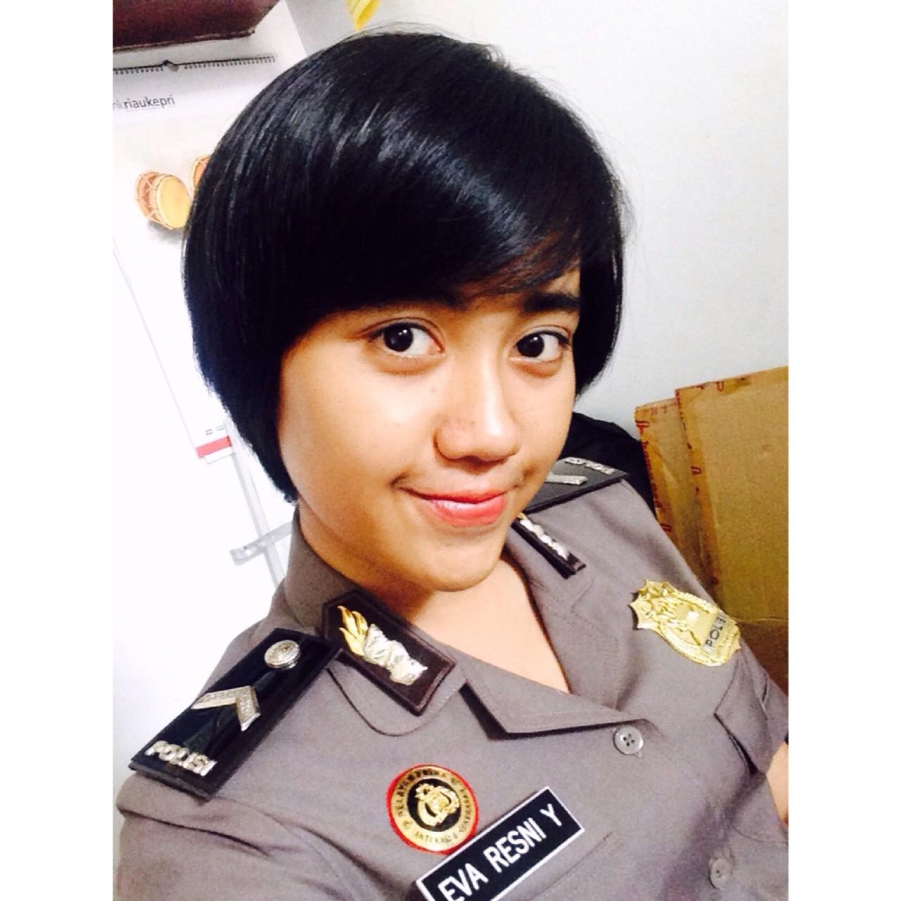 EvaResni1's profile picture. police women officer 43