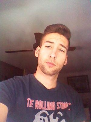 adrivallepiezas's profile picture. Un buen marinero no se hizo nunca en un mar en calma. @adrianvalle10