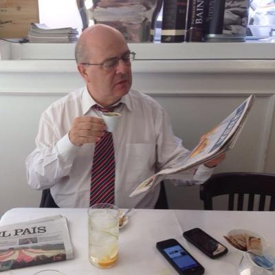 Doctor en Periodismo por la Complutense de Madrid. PhD por la CUA (Washington DC). Ex director de la oficina de la CEOE en EEUU. Profesor Universitario.
