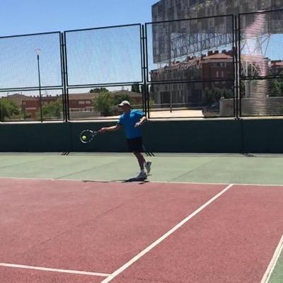 Un apasionado del tenis ^^ me encanta jugarlo y verlo !!