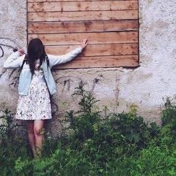 Любов на відстані не існує ?
Сонце теж далеко, aле все ж гріє .
