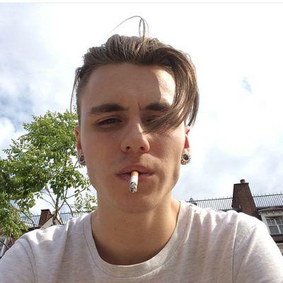 Benrpgwat's profile picture. Le sport est une activité physique que j'aime particulièrement a deux