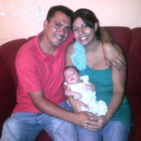 Naci en caracas tengo 29 años soy Licda. en Educación mención Inglés.