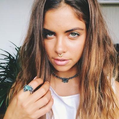 lasharpglavg's profile picture. kiss me and i'll might bit you