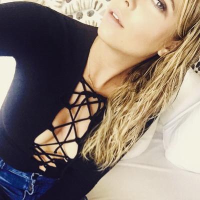 ashleyrpgmcp's profile picture. boy i do this often