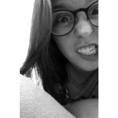 gaabimagalhaes_'s profile picture. Sorria e acene..