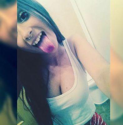 No me llames amor,si no me lo vas hacer. vale la pena luchar por lo que vale la pena tener. ✌ Vodka y hielo sobre la mesa,lo demás no interesa ♥