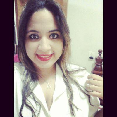 Que menina confusa, ela sorri por fora e chora por dentro.