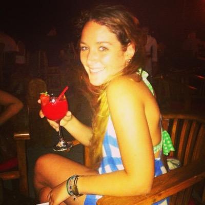 SofiaBelling's profile picture. He aquí dos afirmaciones. Una de ellas es falsa. ¿Cuál?