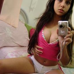 Olá sou Karoline mas é pra me chamar Karolyne mesmo e não KAROLAINE sabe odeio aff.. sou uma garotinha esperta que gosta de conversa.. adoro ficar ate tarde..