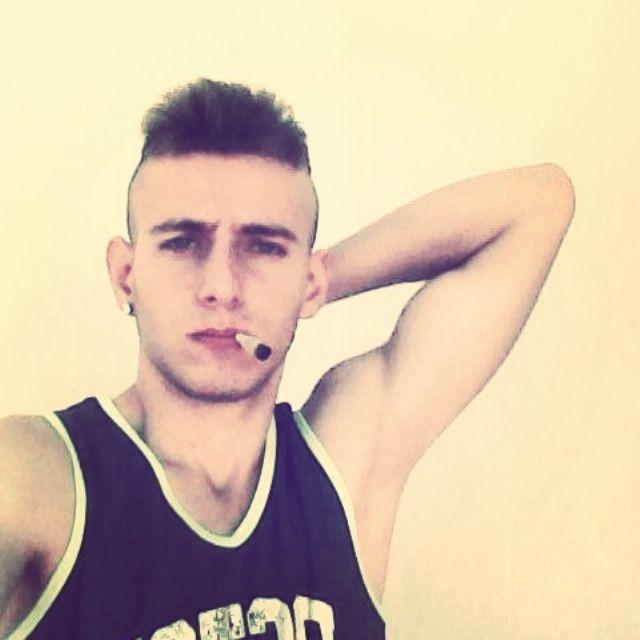 Rubio con ojos azules, cariñoso ¡quien me siga le sigo de vuelta ! gandia de toda la vida ;wassap;675548074 ablarme todos i os ablo de vuelta  Follow follow!!