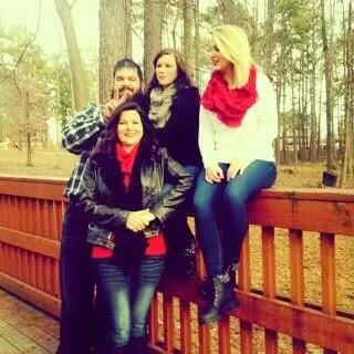 ee1988a55b7f487's profile picture. loving Jesus