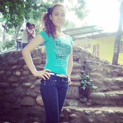 Soy una persona que lucha por sus sueños, que a pesar de los demás me he conservado como soy y me considero autentica....Xq, SI DIOS CONMIGO QUIEN CONTRA MI!!!