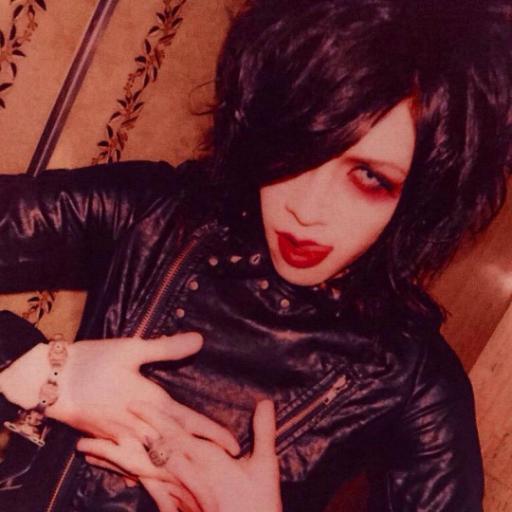 【DADAROMA】歌います。 【KRY】ブランドデザイナーもして  います。→ http://t.co/23cqpMfKR6 •07/16•