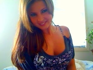 Kimeelynn24's profile picture. Man i need some money to finish paying for college