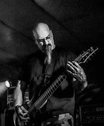 Guitarist for @TrailOfWreckage and @PhugoidCycle . Former guitar for @nfdy_ Mechanic. USN Submarine vet. #washingtonfootball #httc
