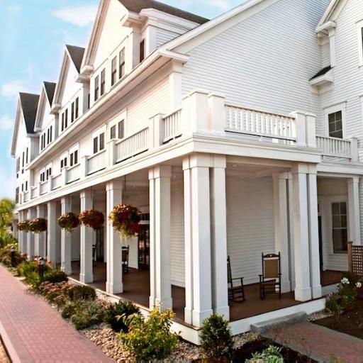 This New England Hotel offers 52 comfortable guest rooms, a full service Tavern with outdoor seating and patio, and banquet facilities for up to 150.