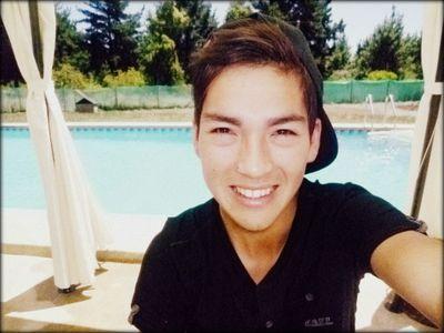 Hola, mi nombre es Alejandro y algo cambio mi mundo por accidente ñ.ñ PDC. Relaciones Publicas~music
