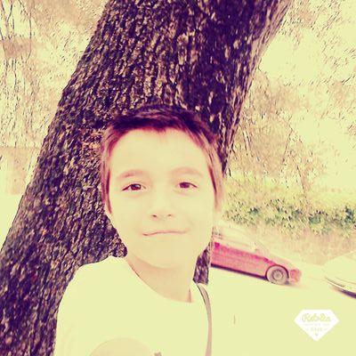 Un niño enamorado de una una chica muy especial,fantastica,amable,encantadora,simpática...(no escribo mas porque se haría eterno)Tenerla=Sueño echo realidad