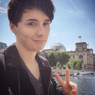 free follow from @sarahhmerrick lmao plZ follow there for all ur phan needs xxxxx