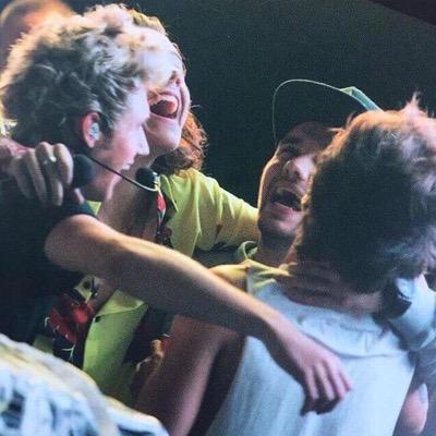 What am i suppose to put here anyways.. ~#1D #5SOS