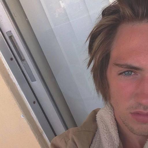 LoQueNadieBusca's profile picture. Cantante, Actor, Futbolista, Científico, Político, Atleta, Astronauta, todo eso me hubiera gustado ser pero soy normal. !!