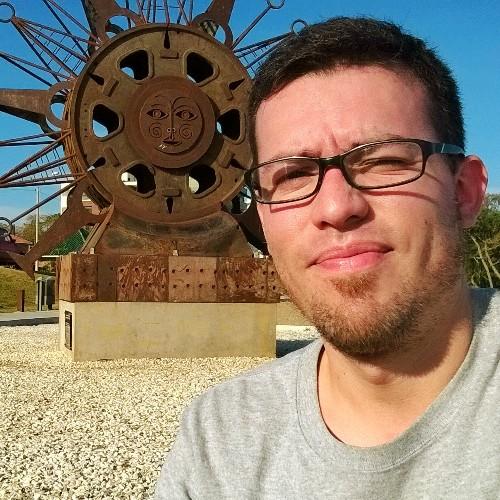 Urbanita. Demócrata e idealista. Melómano. Alérgico a los free riders.