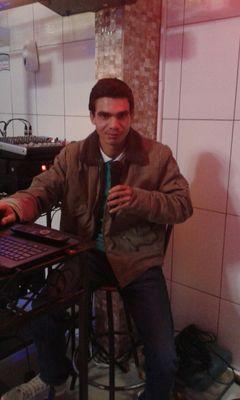 soy romantico , me gusta cantar bailar y  escribir poesias soy  sincero