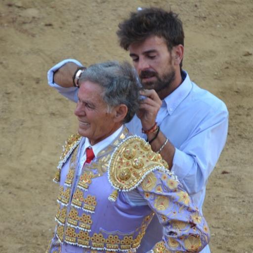 Cuenta Oficial de Francisco Ruiz Miguel.
Matador de toros y presidente de la Escuela Taurina Comarcal Campo de Gibraltar. @CGTaurina
http://t.co/Or211dJApu