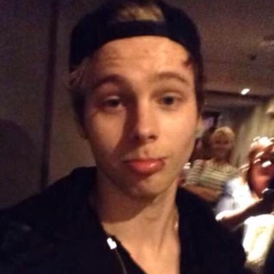 go rt & tag luke in https://t.co/pB0FHTZM3x and 5sos will love you & bc i gave you a free follow