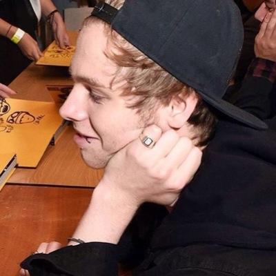 @Luke5sos please follow @Silver5SOSFF (not this account)