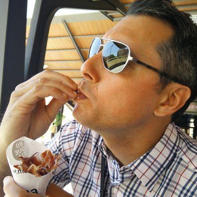 A media guy. Commercialization, but without the irritation. Staunchly #mufc. Husband. Human to 3 pets. I like music & food just like you.