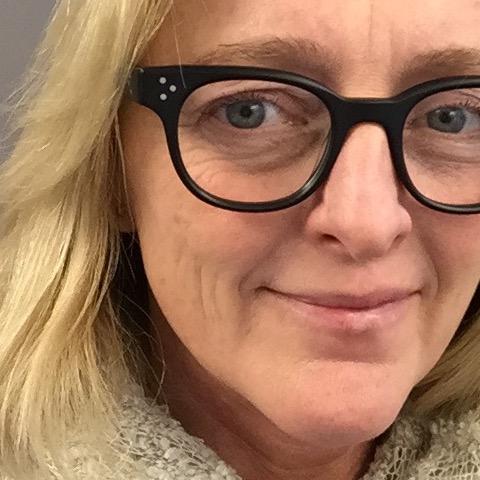 Introvert. Nerder på sopp-plukking, yoga, mat, UX, bøker og det meste. F1-fan. Jobber med et manus eller ti. Ble enke i fjor. F__n ass