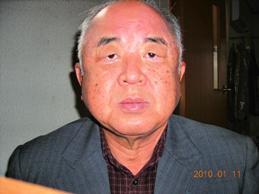 1935年満州索倫で生まれる。  少年時代満州ハルピンと現住所で育つ。三菱電機福山製作所ＯＢ。趣味はカラオケと洋画鑑賞。