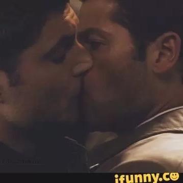 my name is Alyx I love supernatural I'm a huge fan and I kinda have a crush on Misha Collins and I ship #Destiel big time