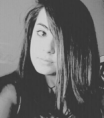 Me encanta la musica como AC⚡DC ,Linkin Park ,Dustep,Rap, Nirvana y los videojuegos me encanta la pizza\(^3^)/tengo 14 años soy criaturita desde los 9!!