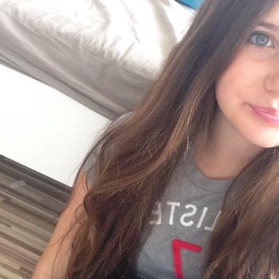 Juliekristinza1's profile picture. 