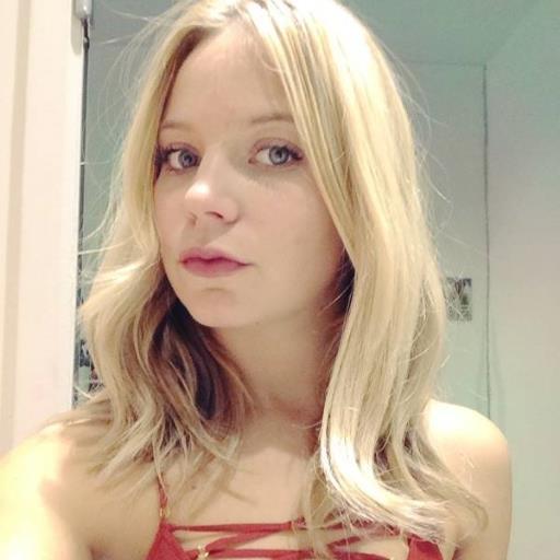 PR Girl @clarinscanada Totalement accro aux petits pots, rouges à lèvres, shopping et médias sociaux.