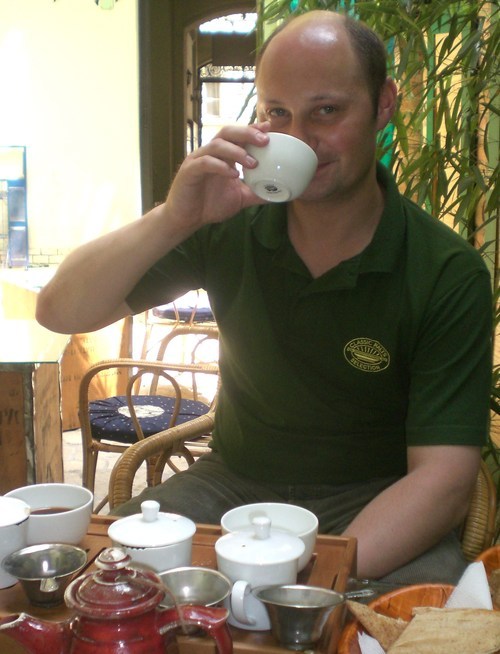 Networker, knowledge manager, life and tea lover, vitality accelerator, trainer coach, personal growth inspirator, creative sponsor