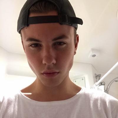 samrpgvas's profile picture. alena je la prend je la retourne