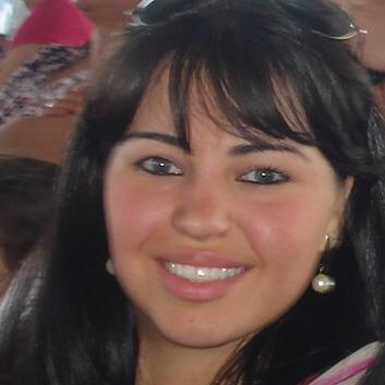 Sou uma pessoa simpática,companheira,alegre etc..Amuu muito minha família q é meu porto seguro.GREMISTA. Casada com @JonasTomazini