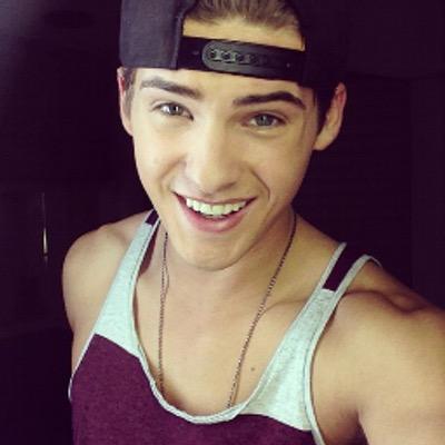 TheoTWRPG's profile picture. loup-garou/ 18ans/ laura is mine understend scott?