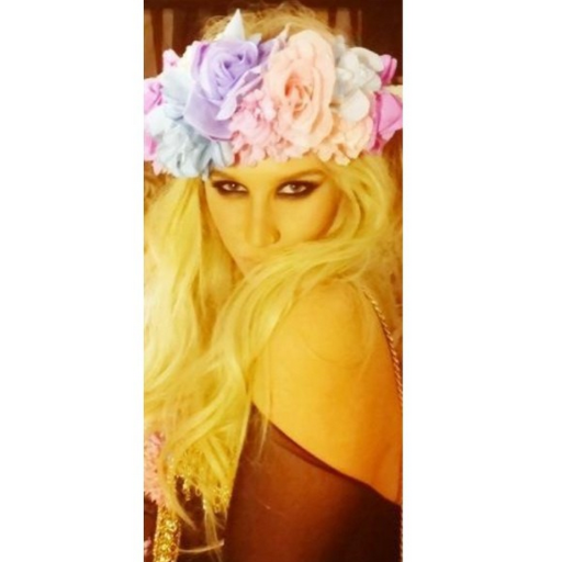 Kesha followed me  21 May 2014 thank you so much Kesha♥