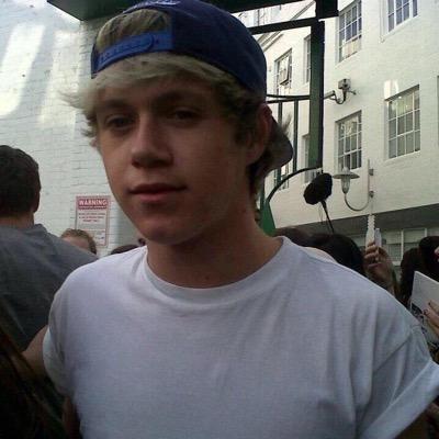 HEYY BEAUTIFUL FOLLOW @flawlessniaII PLEASE PLEASE I FOLLOW BACK LOVE YOU